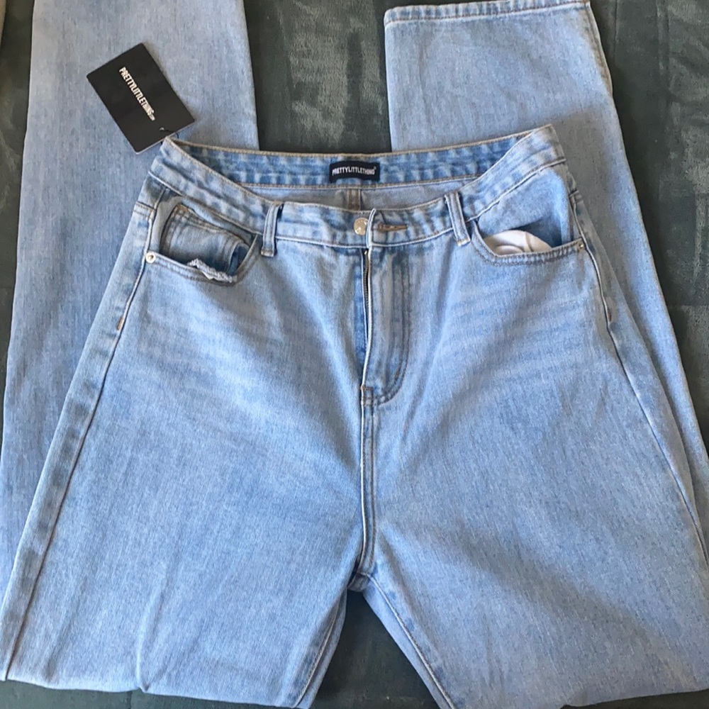 Light Wash Split Hem Jeans!